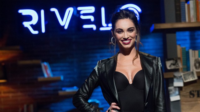 Rivelo in onda stasera, venerdì 7 dicembre, la quarta puntata: ospiti Claudia Galanti e Massimo Sestini