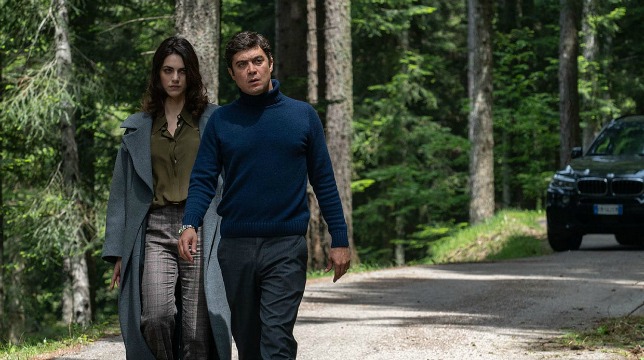 Il testimone invisibile: recensione del giallo con Riccardo Scamarcio e Miriam Leone diretto da Stefano Mordini