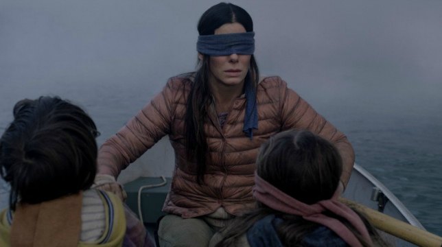 Sandra Bullock fugge bendata nel nuovo trailer di Bird Box