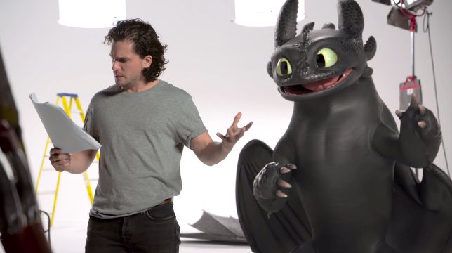 Kit Harington scherza con Sdentato in un finto provino per il Trono di Spade
