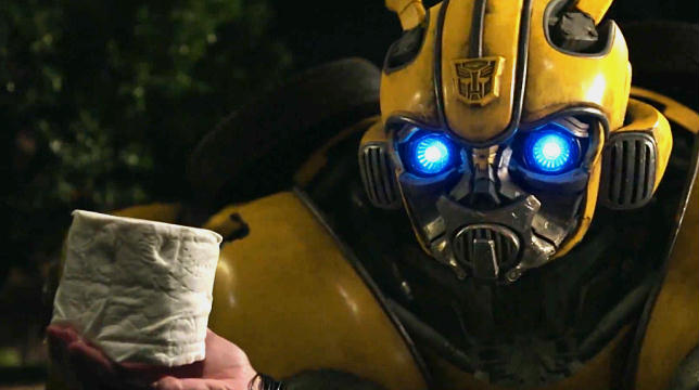 Bumblebee lancia carta igienica in una clip in italiano e in esclusiva del film