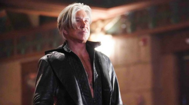 Nightmare Cinema: Mickey Rourke è un proiezionista sadico nel trailer dell'horror a più mani