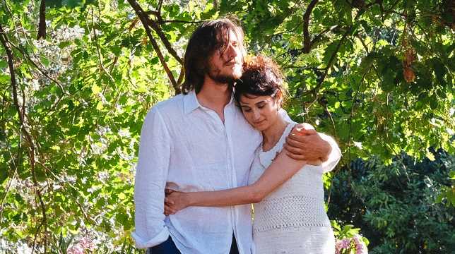 Ricordi?: Luca Marinelli e Linda Caridi nel poster del film premiato a Venezia