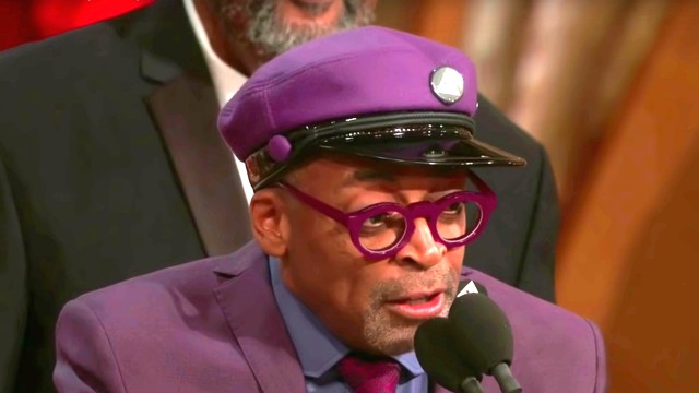 Oscar 2019: un emozionatissimo Spike Lee salta in braccio a Samuel L. Jackson e legge un discorso politico