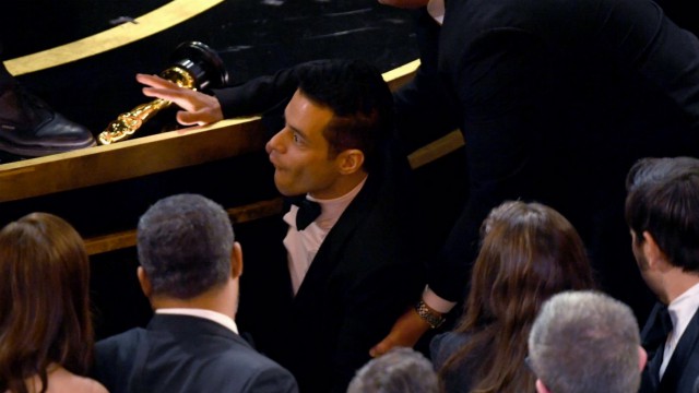 Rami Malek cade dal palco dopo aver ricevuto l'Oscar