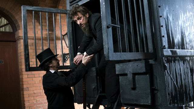 Il Professore e il Pazzo: Sean Penn in una clip italiana in esclusiva del film