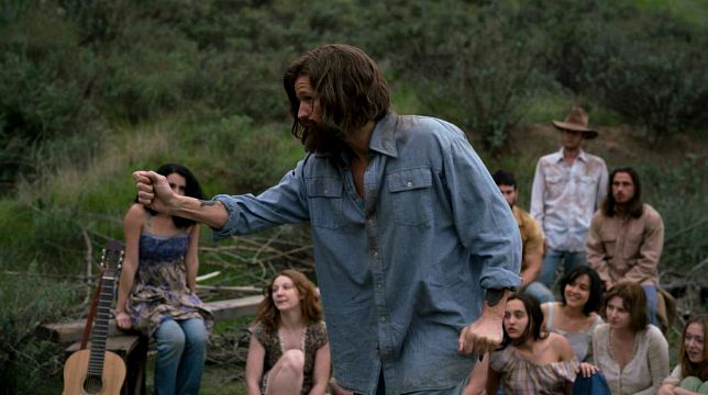 Charles Manson ha il volto di Matt Smith nel primo trailer di Charlie Says