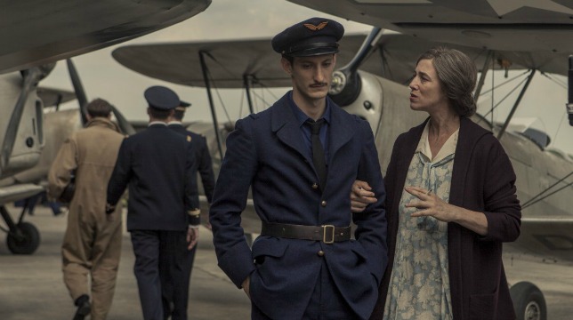 La promessa dell'alba: recensione dell'adattamento da Romain Gary con Pierre Niney e Charlotte Gainsbourg