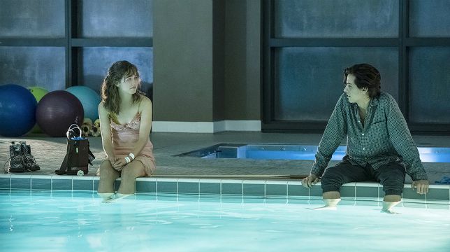 A un metro da te, la recensione del dramma teen sentimentale