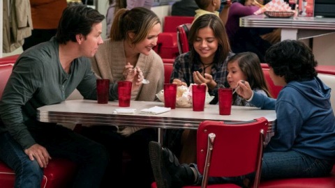 Instant Family - la recensione della commedia con Mark Wahlberg e Rose Byrne