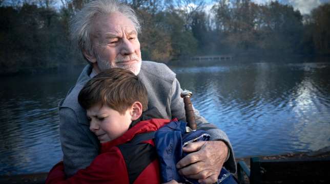 Patrick Stewart è un moderno Mago Merlino in Il Ragazzo che diventerà Re - Video in anteprima