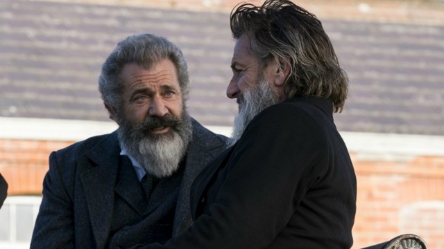 Il Professore e il Pazzo ancora in classifica dopo più di 2 settimane, mentre Mel Gibson mette fine alla disputa legale