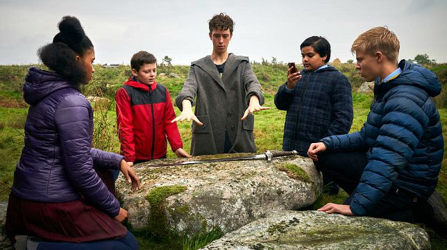 Il Ragazzo che diventerà Re: recensione del film per ragazzi che racconta il mito di Re Artù ai tempi della Brexit