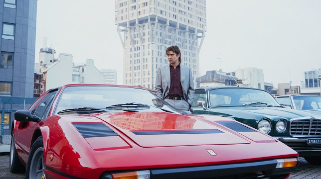 Riccardo Scamarcio, la Ferrari 308 e l'inversione in derapata: Lo Spietato da oggi in streaming su Netflix