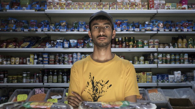 Bangla: recensione della commedia al 50% bengalese e al 50% italiana