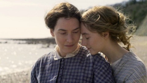 Ammonite: Kate Winslet e Saoirse Ronan nella prima foto del film
