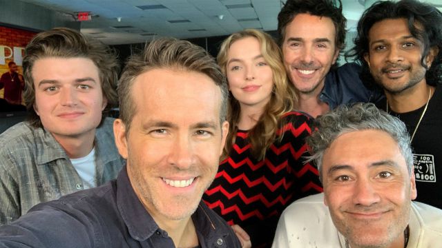 Ryan Reynolds, Taika Waititi e il resto del cast in un selfie dal set di Free Guy, nuovo film di Shawn Levy