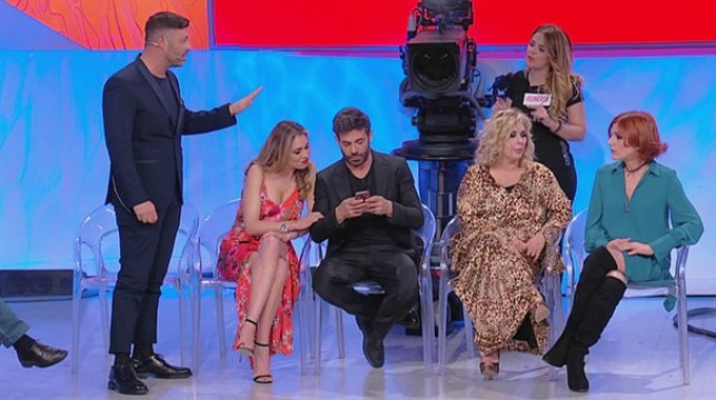 Uomini e Donne, delirio trono over: Pamela schiaffeggia Stefano e Tina rovescia un secchio addosso a Gemma