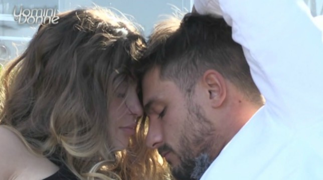 Uomini e Donne, Andrea sempre più vicino a Natalia, la disperazione di Klaudia