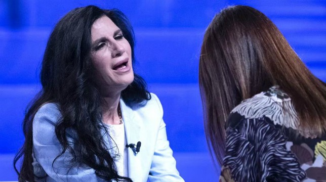Il crollo di Pamela Prati in lacrime a Verissimo: "Sono stata plagiata"