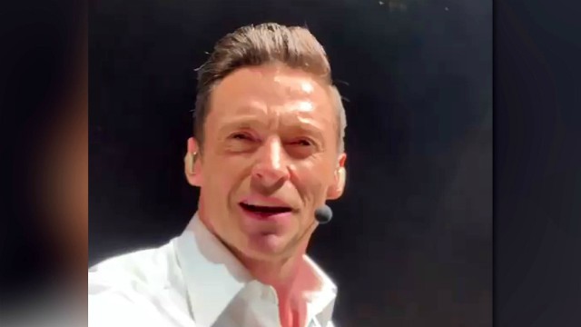 Hugh Jackman con un coro di 50.000 canta Happy Birthday per gli 80 anni di Ian McKellen