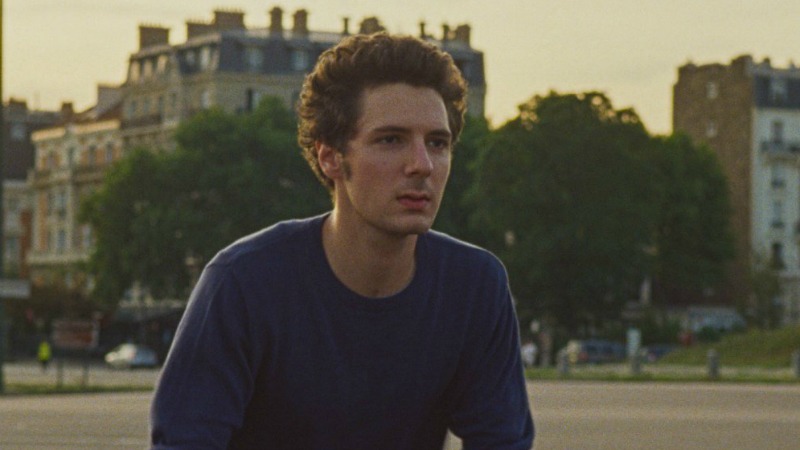 Quel giorno d'estate: recensione del delicato racconto post traumatico con Vincent Lacoste e Stacy Martin