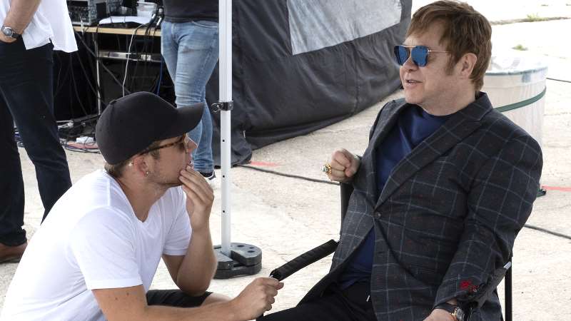 Rocketman: Elton John non smette di mandare recensioni a Taron Egerton