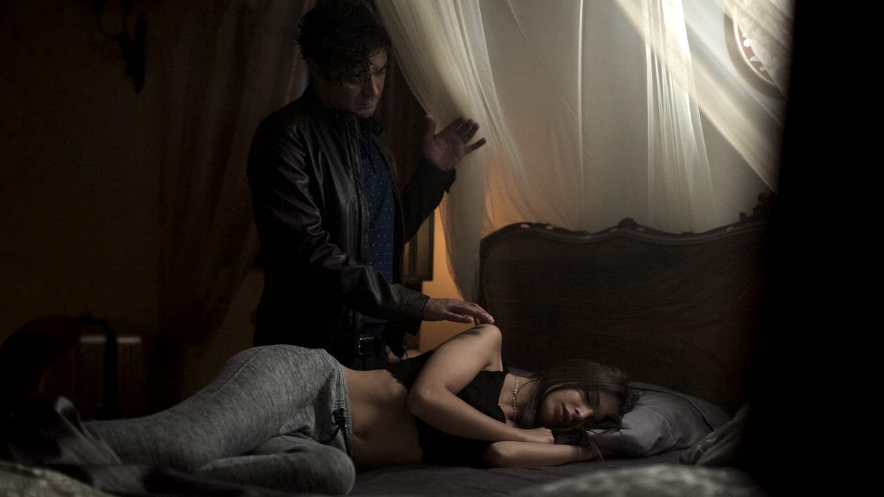 Welcome Home: Emily Ratajkowski, Aaron Paul e Riccardo Scamarcio in una scena esclusiva del film