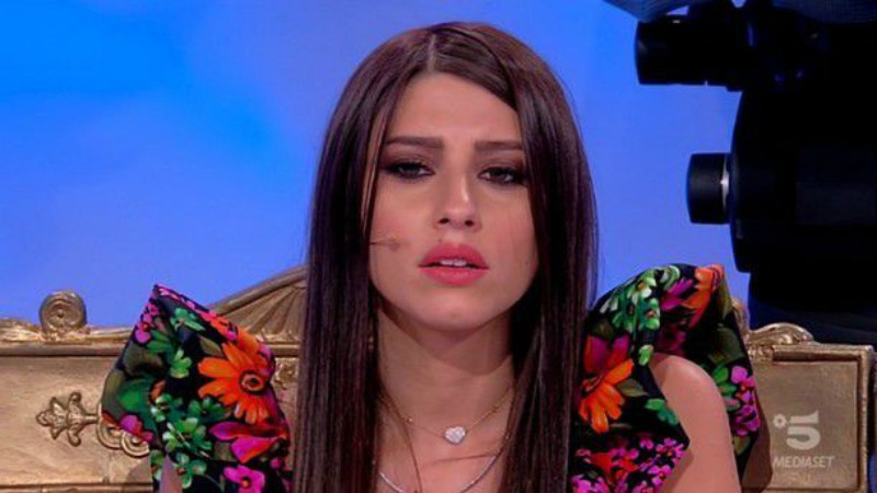 Uomini e Donne, la confessione shock su Angela Nasti: "Si frequenta con un uomo da settimane"