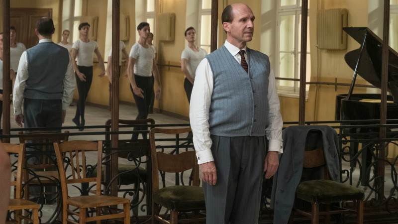 Nureyev - The White Crow: Ralph Fiennes dà lezioni di danza in una clip esclusiva