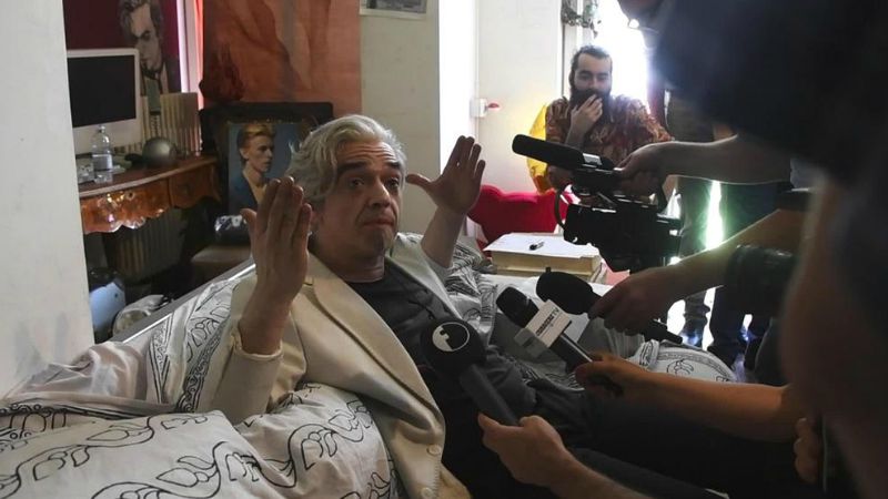 Morgan dopo lo sfratto, urla contro la polizia e accusa: "Vasco, Jovanotti e Ligabue pensano solo a fare dischi"