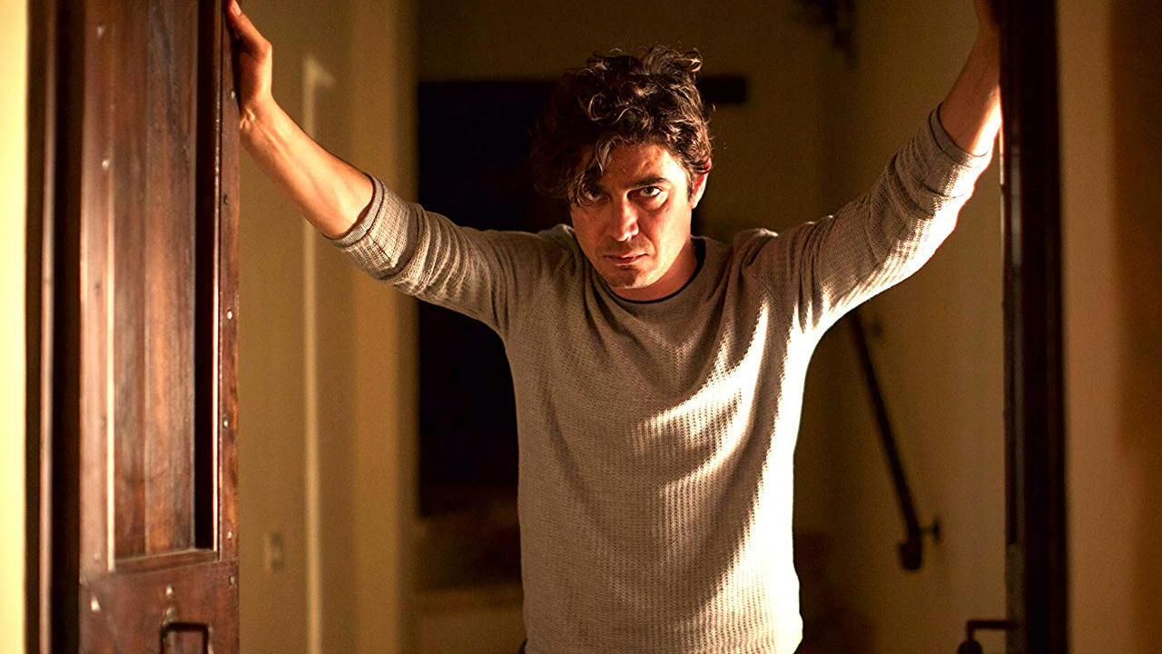 Riccardo Scamarcio nel thriller Welcome Home: "Scorgere un velo di dolcezza in un cattivo ci fa più paura"