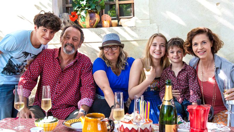 Un'estate in Provenza: la commedia francese con Jean Reno e Anna Galiena stasera in tv su Rai 2