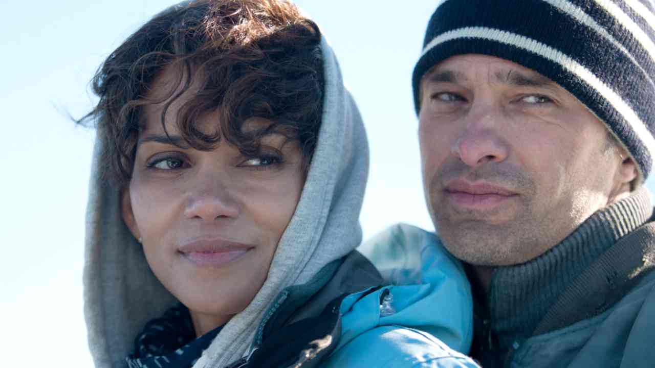 Dark Tide in onda stasera il film Halle Berry contro uno squalo bianco