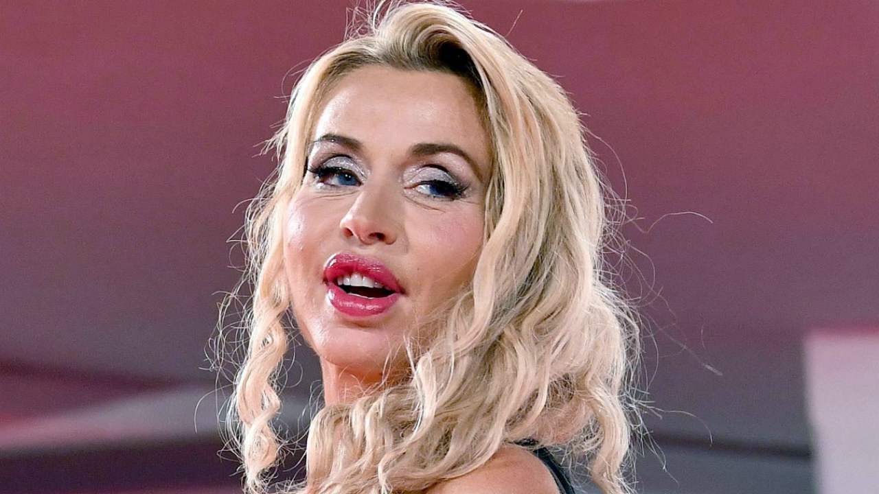 Valeria Marini, bagno nella fontana di Piazza di Spagna ma il web insorge