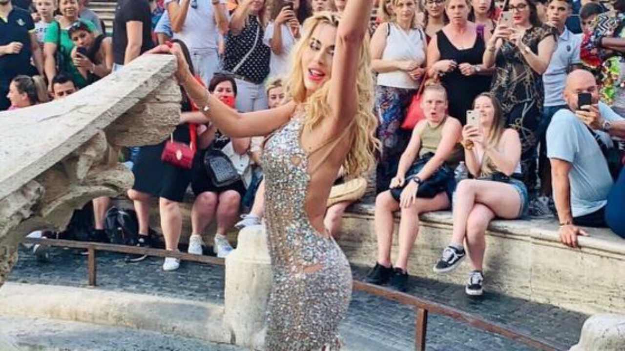 Valeria Marini dopo il bagno a piazza di Spagna, multa e daspo, "Azione volgare oltre che illecita"