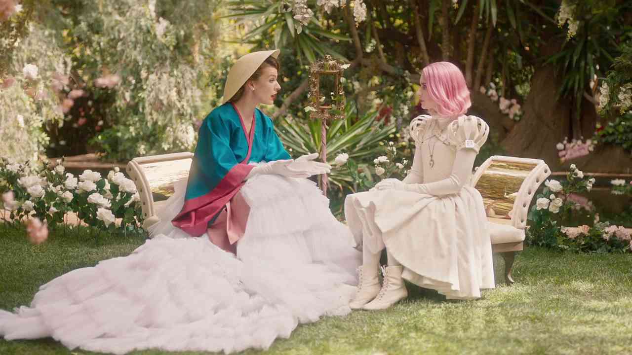 Emma Roberts e Milla Jovovich in Paradise Hills, ecco il trailer