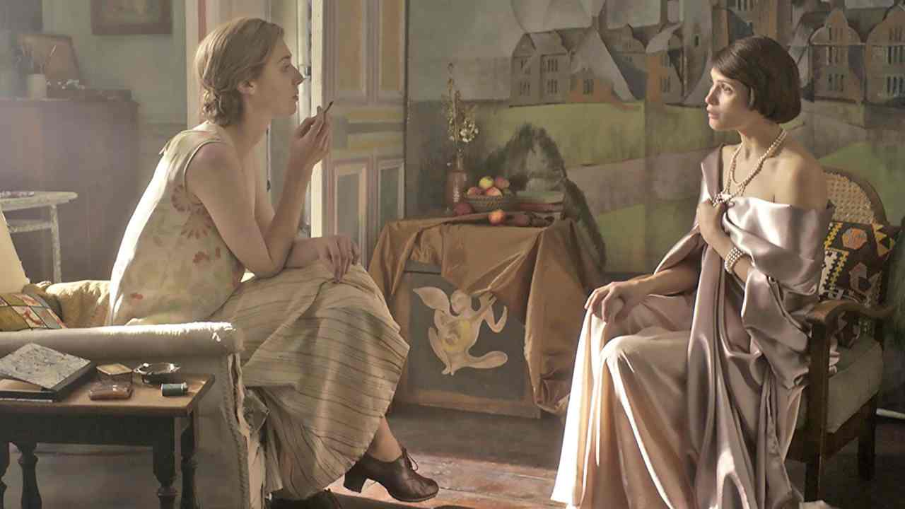 Vita & Virginia: nel trailer del film Gemma Arterton e Elizabeth Debicki scrittrici e amanti