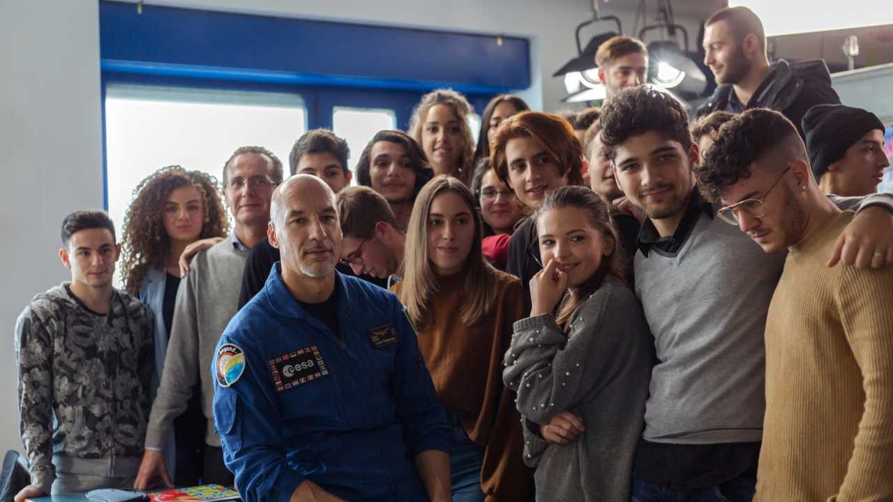 Il Supplente: stasera la prima puntata con Luca Parmitano su Nove