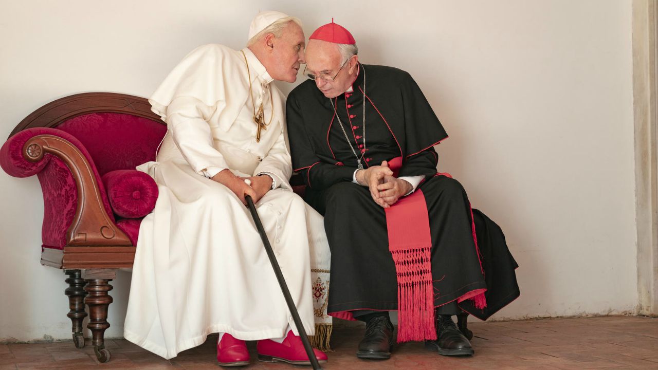 Jonathan Pryce e Anthony Hopkins nella prima immagine ufficiale di The Two Popes