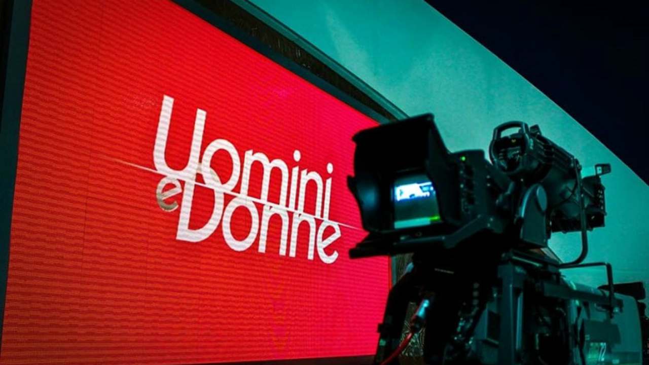 Uomini e Donne, ancora fango sulla trasmissione, Deianira: "Un autore ci provava con le corteggiatrici"