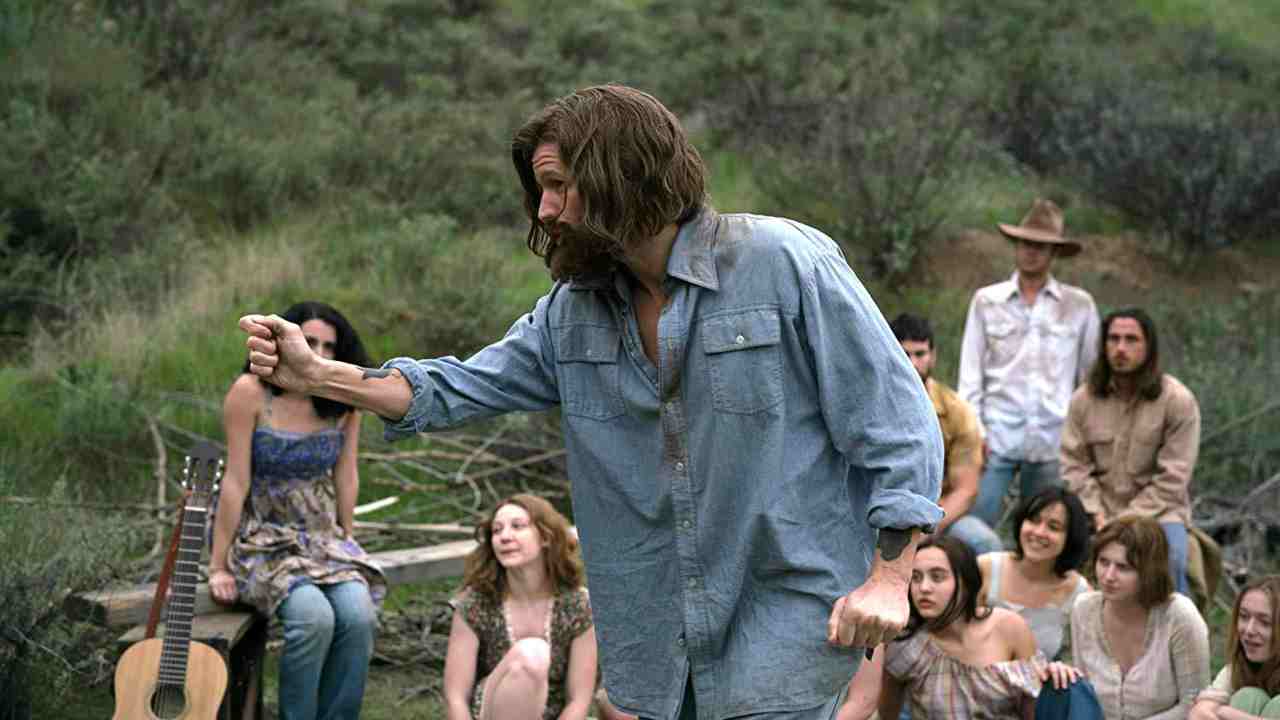 Charlie Says: in una clip esclusiva del film, Manson illustra la delirante teoria dell'Helter Skelter