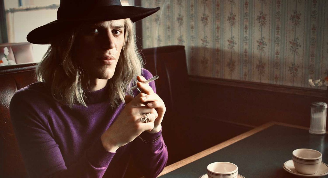 Stardust: la prima foto di Johnny Flynn nei panni di David Bowie