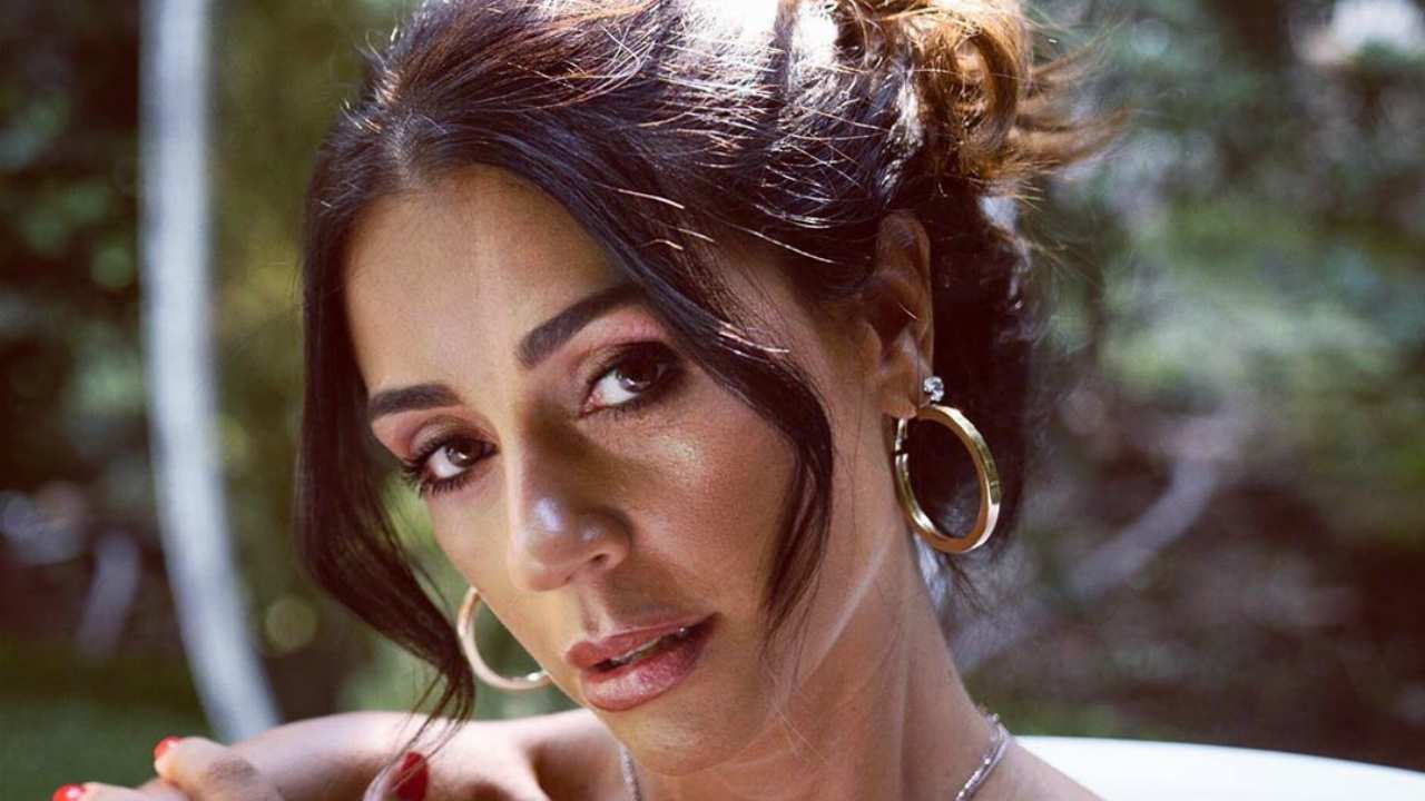 Uomini e Donne, Raffaella Mennoia perde le staffe: "Ti meno invidiosa sfigata, mi faccio denunciare senza problemi"