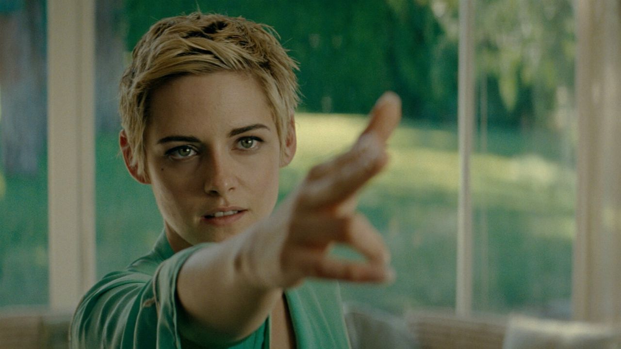 Seberg: la recensione del biopic con Kristen Stewart sull'attrice icona della Nouvelle Vague presentato a Venezia