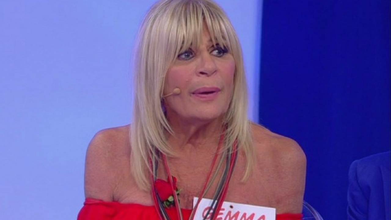 Uomini e Donne, Gemma Galgani paparazzata in costume, è polemica (foto)
