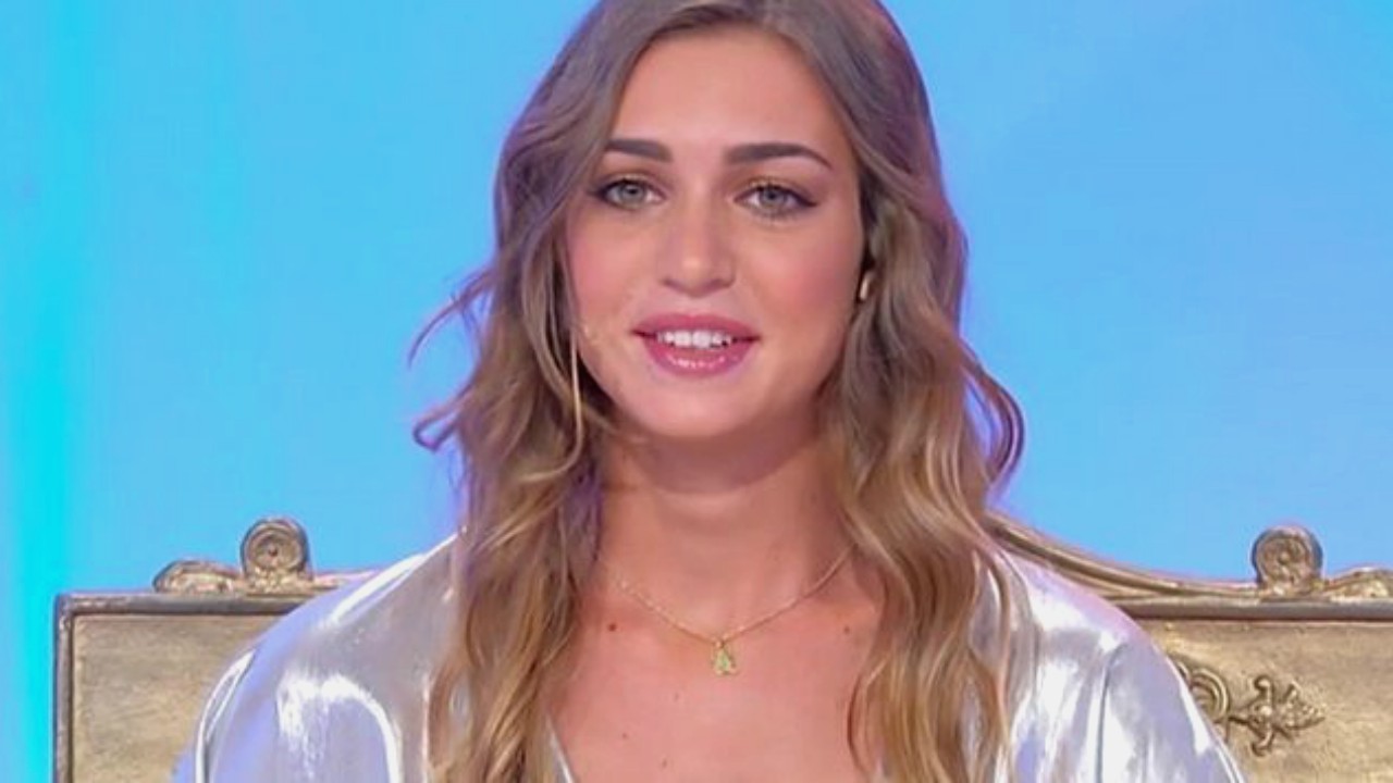 Uomini e Donne, trono classico: Maria De Filippi contro la tronista Sara, il ritorno di un ex tentatore