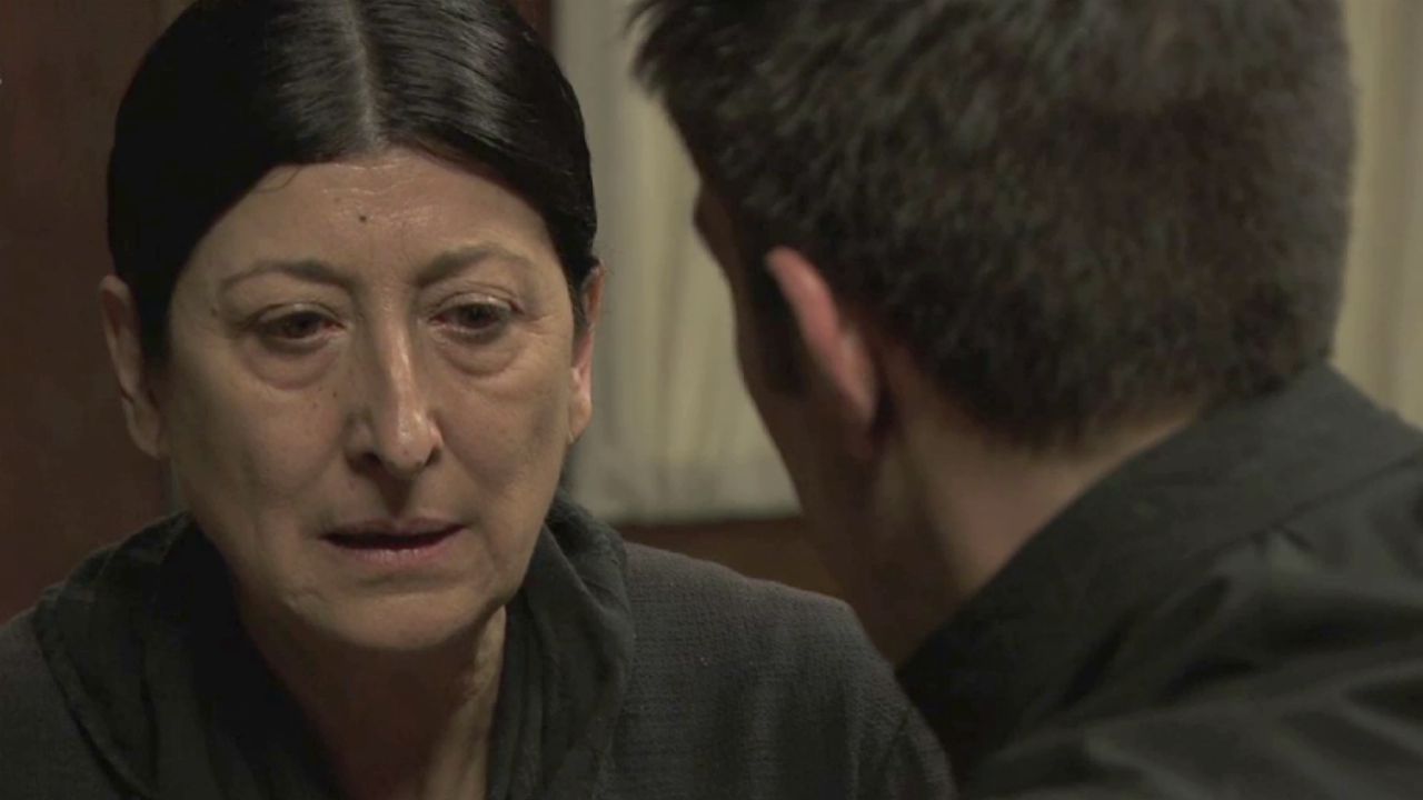 Una Vita Anticipazioni Spagnole: Padre Telmo salva Ursula dalla furia delle donne di Calle Acacias