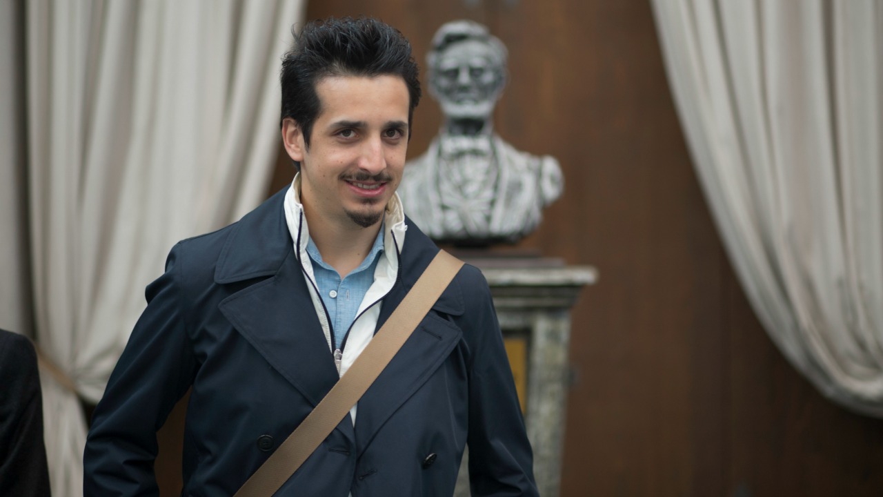 “La rivoluzione che parte da un mal di pancia”: in Tuttapposto il comico Roberto Lipari esordisce al cinema