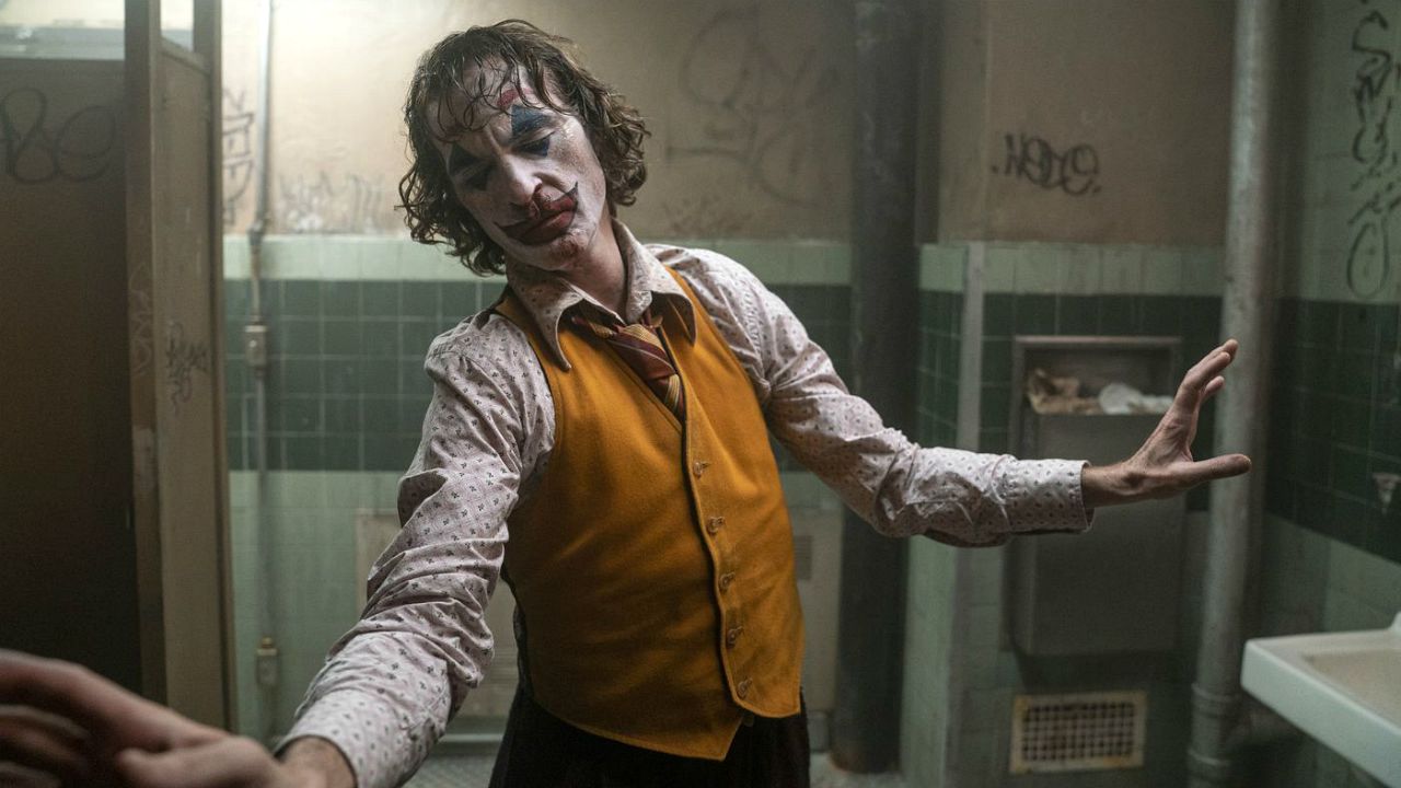 Joker, la canzone Smile e Tempi moderni: breve storia di un curioso triangolo